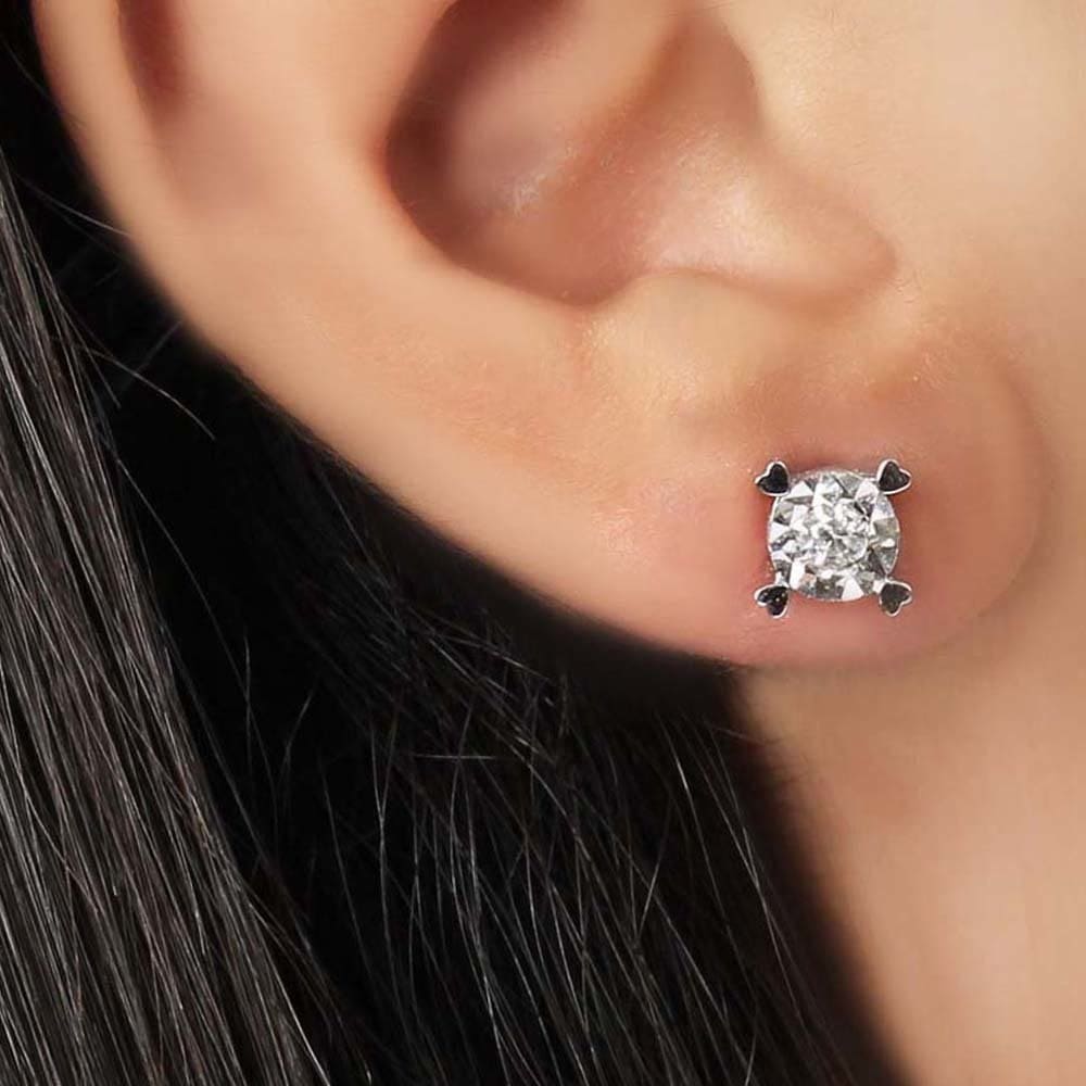 Обеци сърца, диаманти и лазерно диамантиране, с които ще заблестите.